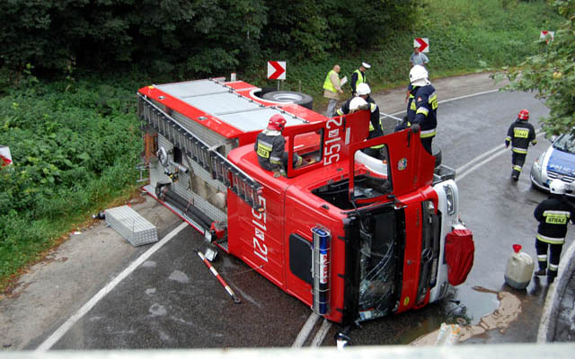 Rozbity strażacki wóz trafi do naprawy