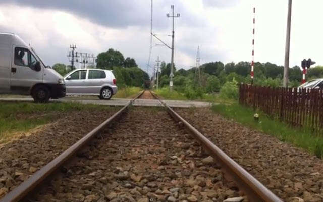 Tak kierowcy lekceważą STOP na przejeździe kolejowym (wideo)