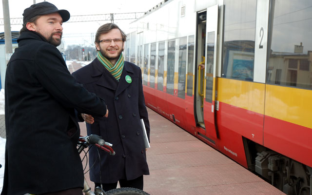 Lider Zielonych pociągiem, burmistrz rowerem