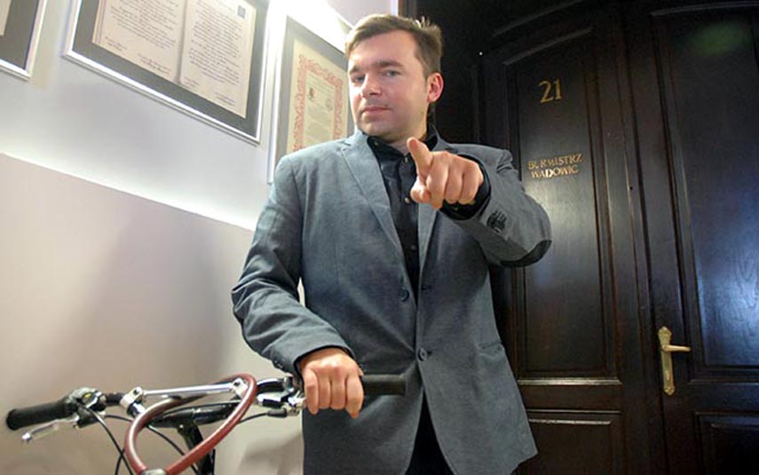Burmistrz zachęca urzędników do jazdy na rowerze.... pieniędzmi