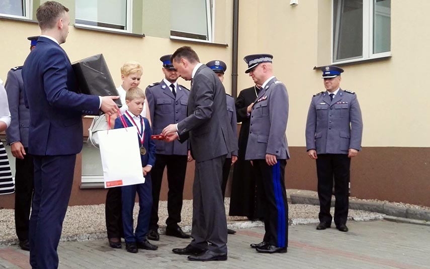 Policja nagradza medalami bohaterskie zachowania dzieci