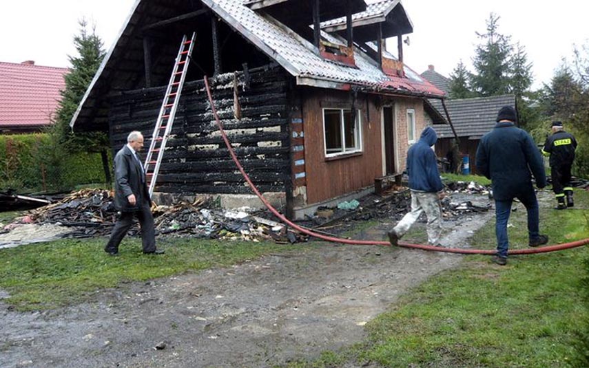W Przytkowicach spłonął dom. Rodzina została bez dachu nad głową