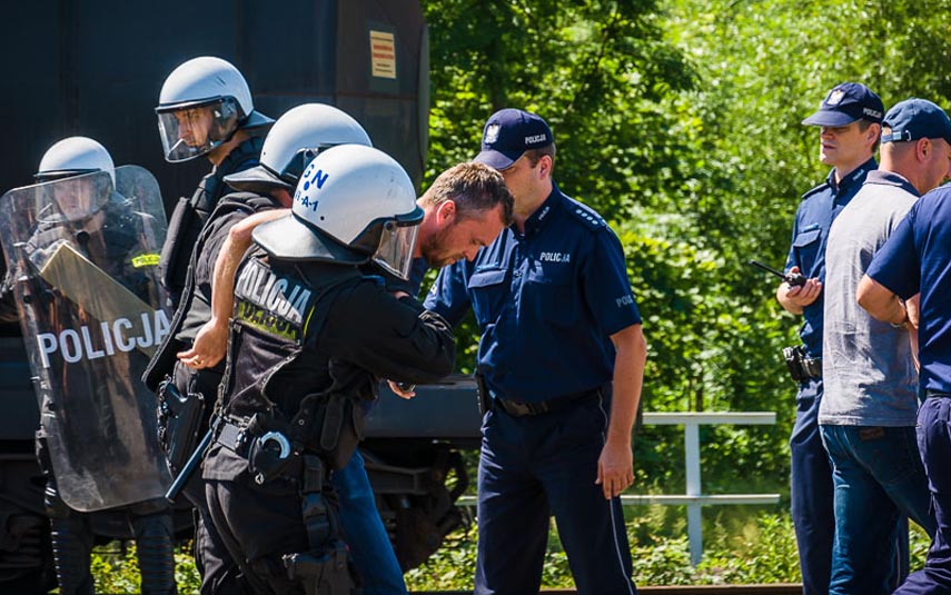 Atak terrorystów na stacji kolejowej w Spytkowicach