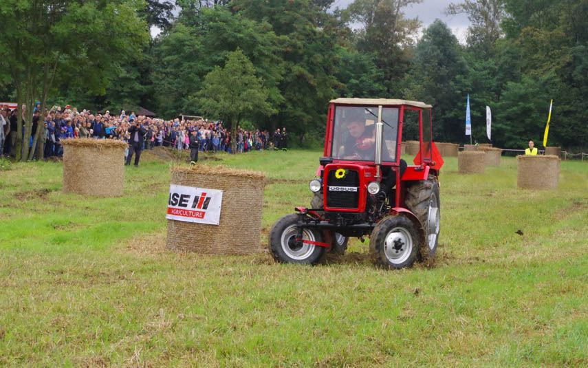 W gminie Wieprz tradycyjne wyścigi na traktorach. Tym razem w Przybradzu