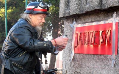 Dopisał Jaruzelskiego do pomnika i powiadomił policję