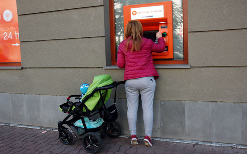 Policja ostrzega właścicieli smartfonów przed kodami QR w bankomatach