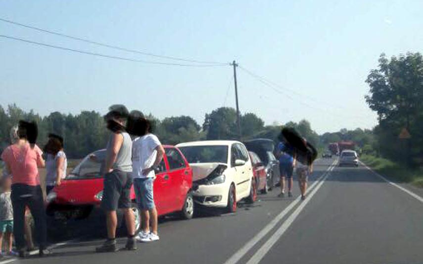 Zderzenie czterech aut w Tomicach. Ciężarna trafiła do szpitala