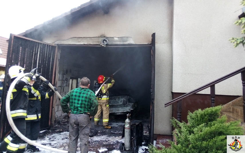 Garaż w ogniu. Strażacy uratowali dom