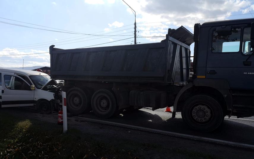 Kraksa osobówki z ciężarówką na krajówce w Andrychowie. Jeden z kierowców poszkodowany