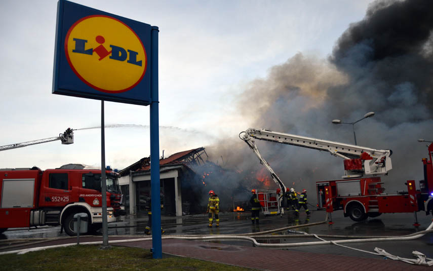 Potężny pożar sklepu Lidl w Wadowicach