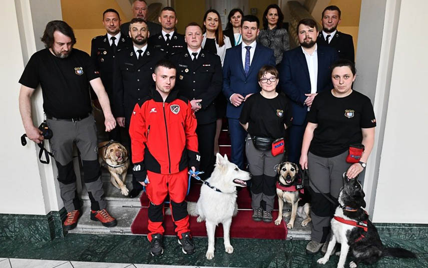 Psi ratownicy z naszego regionu nagrodzeni finansowo przez władze województwa