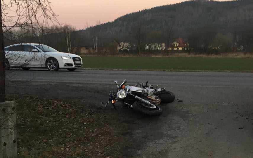 Zderzenie osobówki z motocyklem na krajówce w Jaroszowicach