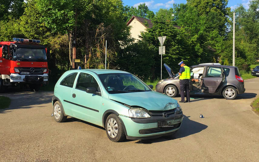 Dwa auta uszkodzone w zderzeniu na bocznej drodze w Rokowie