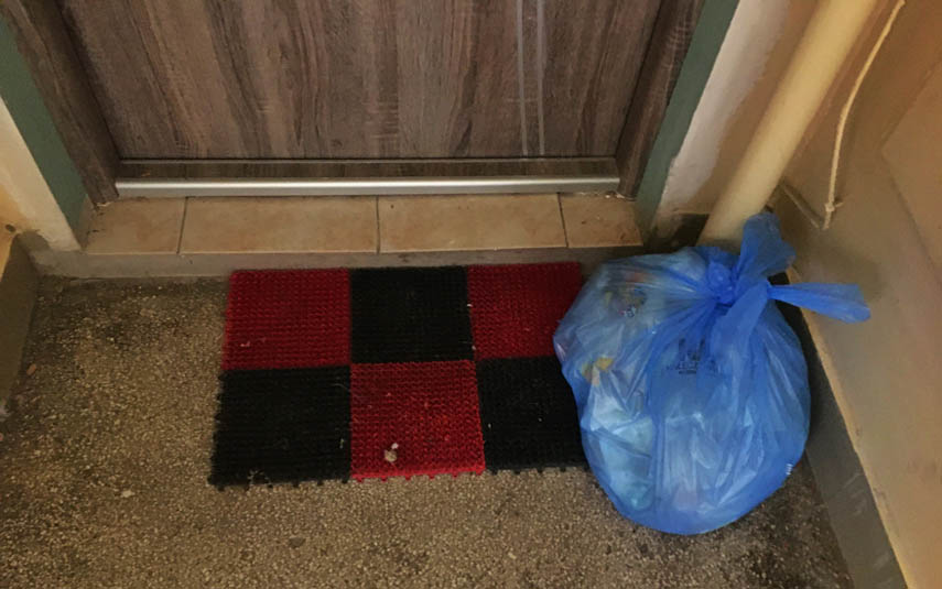 Worki ze śmieciami na klatkach to dla niektórych problem. Wasi sąsiedzi też tak robią?