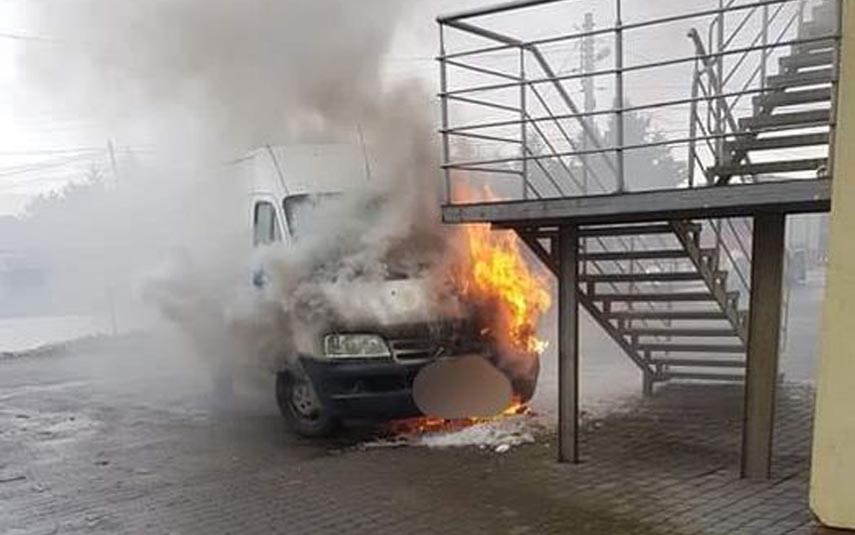 Na parkingu spłonął dostawczak