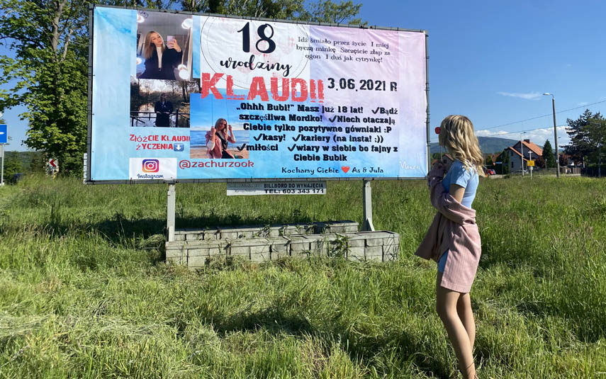 Niecodzienny billboard przy andrychowskiej ulicy. 18-latka zachwycona nietypowymi życzeniami