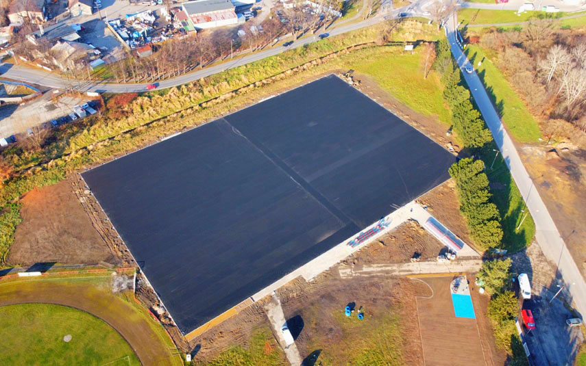 Trwa budowa nowego boiska ze sztuczną trawą na stadionie Skawy