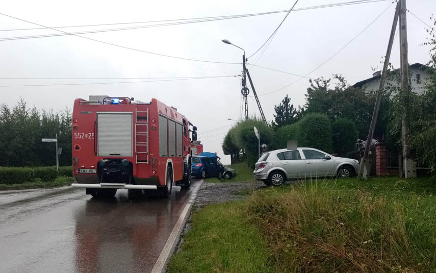 Wypadek z udziałem dwóch samochodów w Wieprzu. Wezwano śmigłowiec LPR