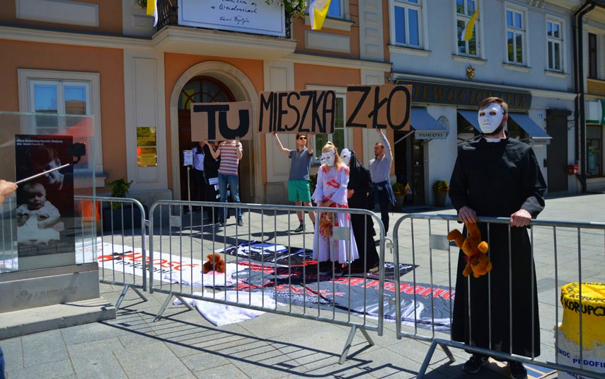 Antyklerykalna aktywistka  ma problemy za antypedofilski protest na rynku w urodziny św. Jana Pawła II
