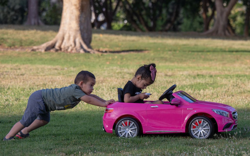 Samochody na akumulator - czy warto kupować je dzieciom?