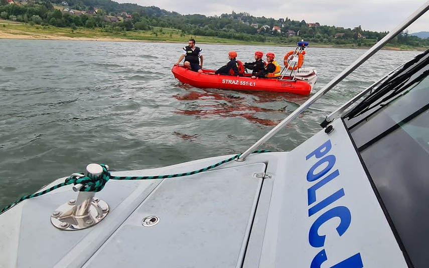Wspólna akcja policji i strażaków nad Jeziorem Mucharskim