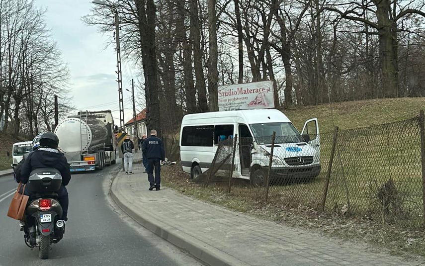 Na krajówce między Zatorem a Wadowicami zderzył się bus z traktorem