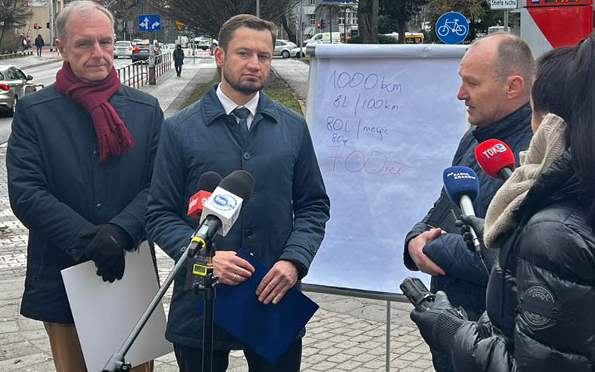 Politycy PO wyliczyli, że przeciętny kierowca stracił przez Orlen 700 złotych