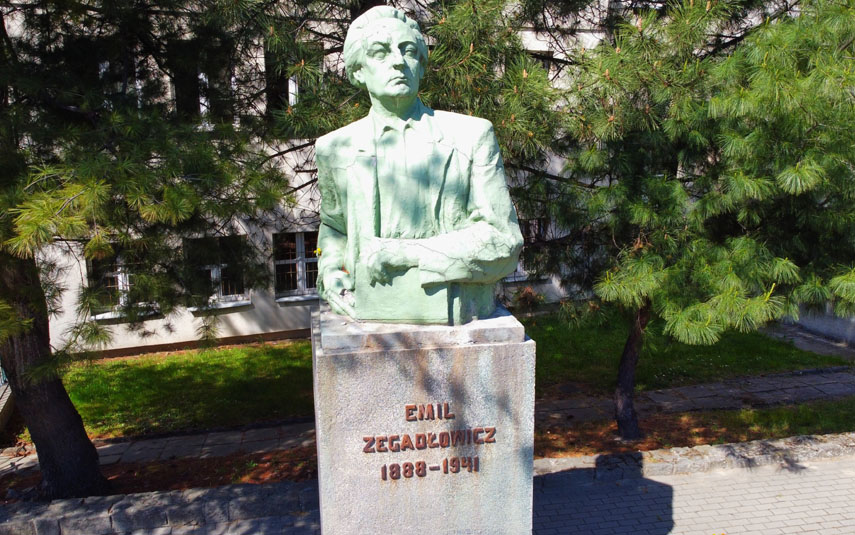 Pomnik Zegadłowicza przed liceum doczeka się w końcu remontu