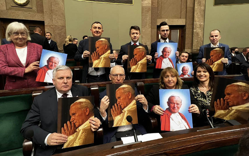 Posłowie bronią świętości Jana Pawła II uchwałą