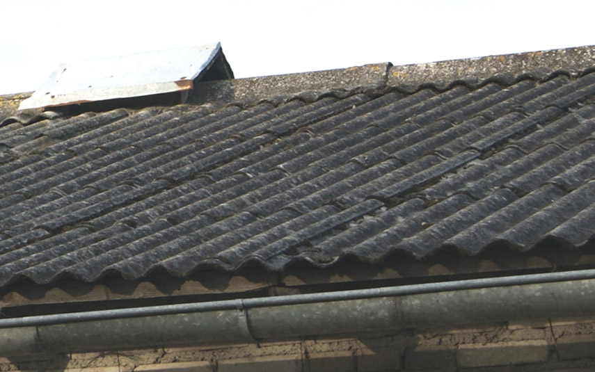 Tony azbestu zniknęły z  dachów w gminie Tomice