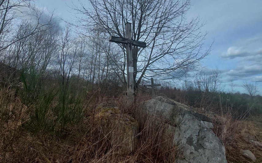 Krzyże przy Skawie i ścieżce rowerowej przypominają o tragedii z czasów wojny