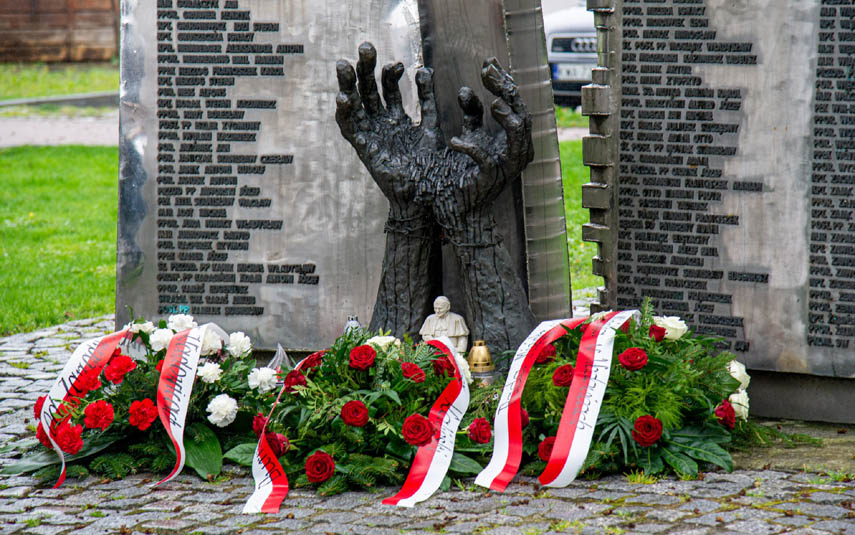 Pod pomnikiem na plantach samorządowcy upamiętnili 14. rocznicę katastrofy smoleńskiej