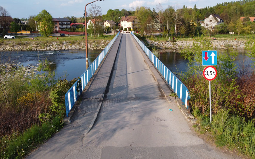 Policjanci uratowali życie 70-latka. Chciał skoczyć z mostu w Jaroszowicach