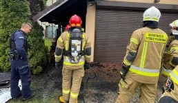 Pożar garażu, strażacy w akcji